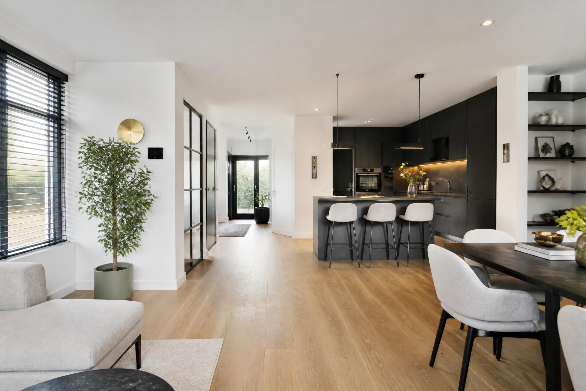 Gerenoveerde woonruimte met open keuken