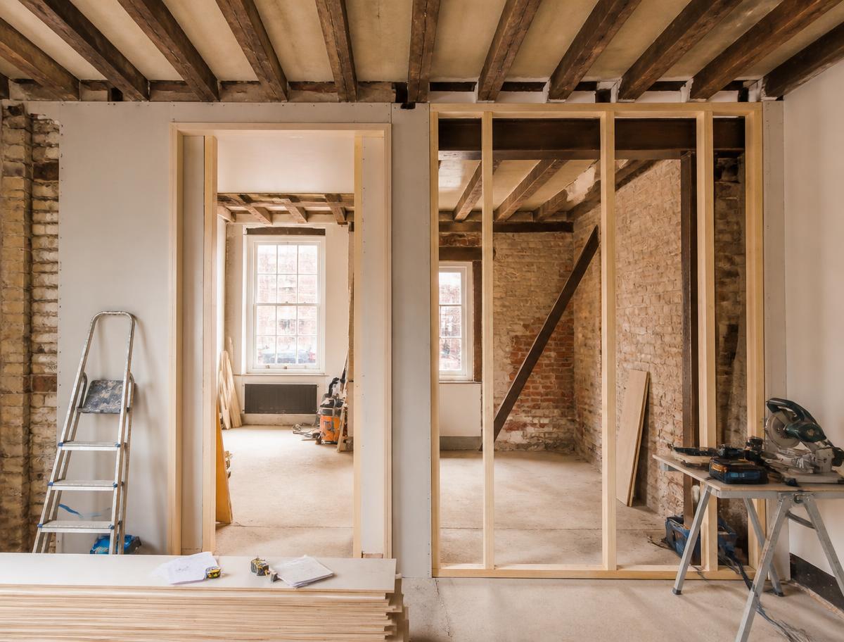 Team van Dijkman Group aan het werk in een woningrenovatie